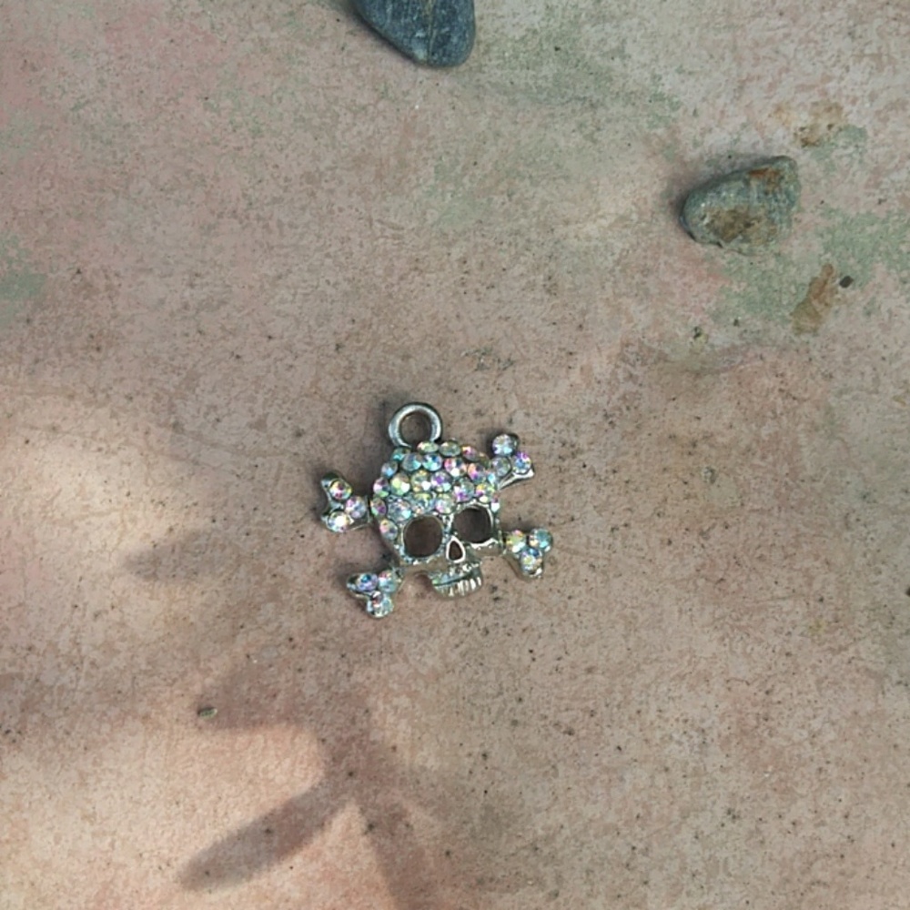 Sparkly skull pendant